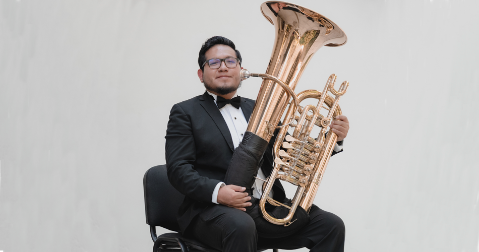 Prensa:JORGE SORIANO RAMÍREZ, NACIDO EN COSOLTEPEC, OAXACA, SERÁ EL TERCER TUBISTA DE LA CHÁVEZ EN REALIZAR SU EXAMEN DE TITULACIÓN